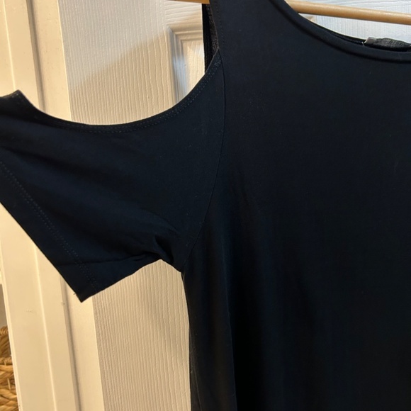 Black T-Shirt Style Summer Dress with Cut-Out Sleeves – Effortless & Sexy - Picture 3 of 4
